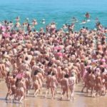 Ρεκόρ Γκίνες για τις 2.500 γυναίκες που βούτηξαν γυμνές στη θάλασσα για καλό σκοπό