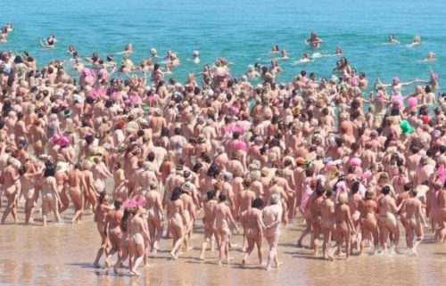 Ρεκόρ Γκίνες για τις 2.500 γυναίκες που βούτηξαν γυμνές στη θάλασσα για καλό σκοπό