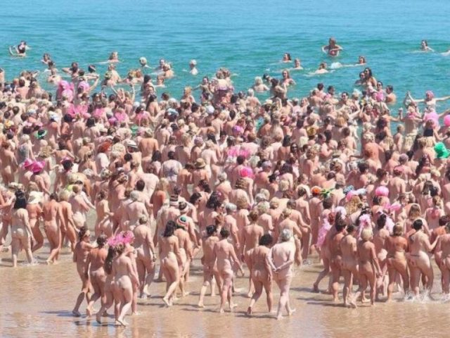 Ρεκόρ Γκίνες για τις 2.500 γυναίκες που βούτηξαν γυμνές στη θάλασσα για καλό σκοπό