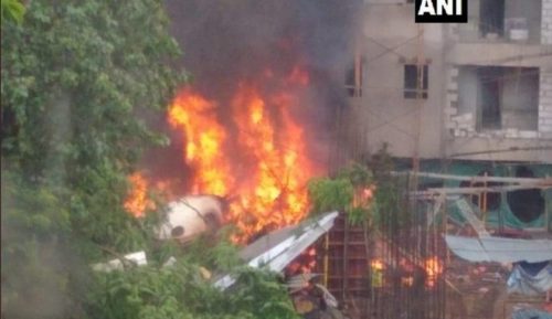 Ινδία: Κυβερνητικό αεροσκάφος συνετρίβη σε πυκνοκατοικημένο προάστιο της Βομβάης