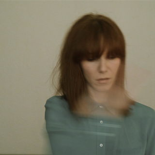 Η Kat Valastur παρουσιάζει ένα σόλο για ένα «ανθρωποειδές με ευαίσθητο δέρμα»