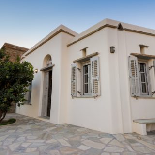 Αυτή η κατοικία είναι φτιαγμένη με τηνιακή πέτρα, μαλλί προβάτου, επεξεργασμένη κάνναβη και ένα βραβευμένο φωτιστικό