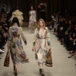 Η Burberry καταστρέφει ρούχα αξίας 32 εκατομμυρίων ευρώ για να μην πουληθούν φτηνά