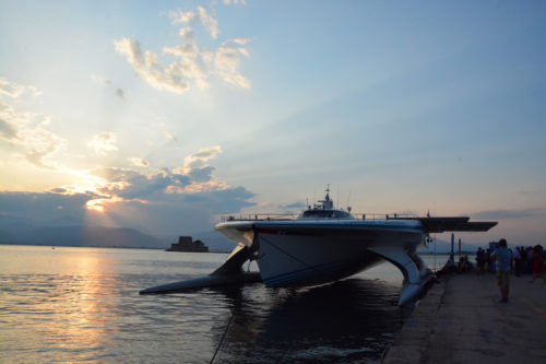 Πρόσκρουση καταμαράν στο λιμάνι της Ραφήνας με 215 επιβάτες