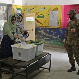 Πακιστάν: Eν μέσω φόβων για βία και νοθεία άνοιξαν οι κάλπες για τις βουλευτικές εκλογές