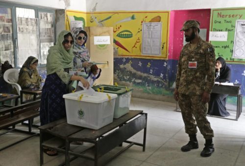 Πακιστάν: Eν μέσω φόβων για βία και νοθεία άνοιξαν οι κάλπες για τις βουλευτικές εκλογές