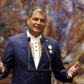 Εισαγγελείς θα ζητήσουν σήμερα από δικαστήριο να παραπέμψει τον πρώην πρόεδρο Ραφαέλ Κορέα σε δίκη