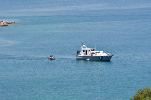 Ανήλικος έπεσε στη θαλάσσια περιοχή του Περάματος προκειμένου να αποφύγει έλεγχο από αστυνομικούς
