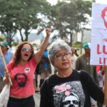 Έπειτα από ένα δικαστικό μπρα-ντε-φερ ο πρώην πρόεδρος της Βραζιλίας, Λούλα παραμένει στη φυλακή