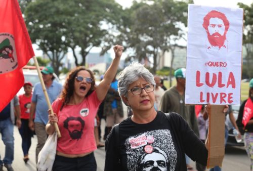 Έπειτα από ένα δικαστικό μπρα-ντε-φερ ο πρώην πρόεδρος της Βραζιλίας, Λούλα παραμένει στη φυλακή