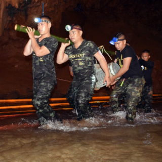 Αντίστροφη μέτρηση για τα 12 εγκλωβισμένα αγόρια σε σπηλιά της Ταϊλάνδης
