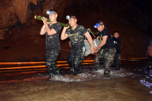 Αντίστροφη μέτρηση για τα 12 εγκλωβισμένα αγόρια σε σπηλιά της Ταϊλάνδης