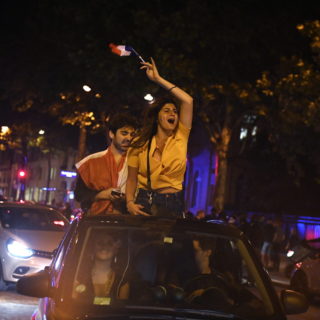 Παρίσι, Μασσαλία, Μόσχα ντυμένες στα τρικολόρ