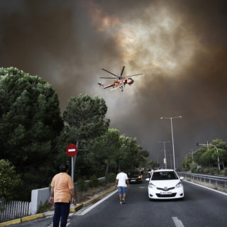 «Γείτονες κάηκαν μέσα στα αυτοκίνητά τους, έξω από το σπίτι μου. Δεν υπήρξε ολιγωρία, δεν πρόλαβαν να τους σώσουν…»