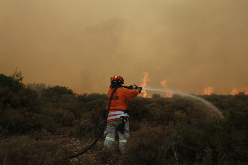 Φωτιά στην Κορινθία: Εκκενώθηκε οικισμός