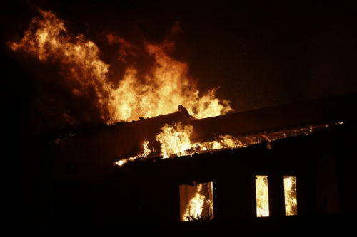 Πυρκαγιές: Όλη τη νύχτα πάλευαν οι πυροσβέστες