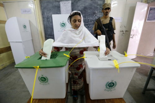 Πακιστάν: Τουλάχιστον 28 νεκροί σε βομβιστική επίθεση εναντίον εκλογικού κέντρου