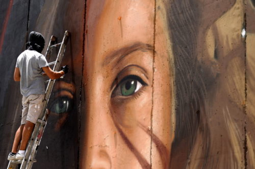 Ελεύθεροι οι δύο Ιταλοί που ζωγράφισαν πορτρέτο της Άχεντ Ταμίμι στο Τείχος της Βηθλέεμ