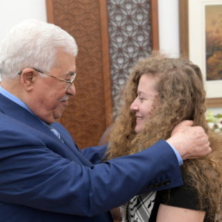 Η Ahed Tamimi θα τιμηθεί με βραβείο στη Νότια Αφρική από τον εγγονό του Nelson Mandela