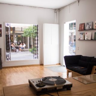 Το Homcore, το μουσικοφιλικό σαλόνι της Αθήνας, θα έχει πια και «δωμάτιο αποφόρτισης»…