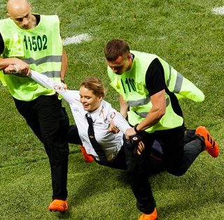 Στην φυλακή τα μέλη των Pussy Riot που παρενέβησαν στον τελικό του Μουντιάλ