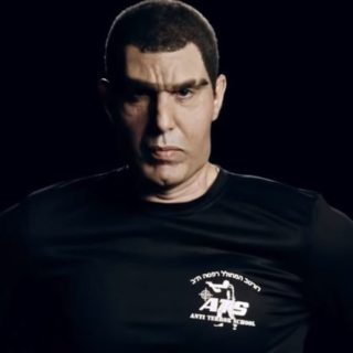 Ο Sacha Baron Cohen καταγγέλλει σε νέο σατιρικό βίντεο την πολιτική Τραμπ υπέρ του λόμπι των όπλων [ΒΙΝΤΕΟ]