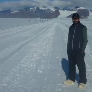 Ιωάννης Μπαζιώτης: ο Έλληνας που ταξίδεψε με αποστολή της  NASA στην Ανταρκτική για να συλλέξει μετεωρίτες.