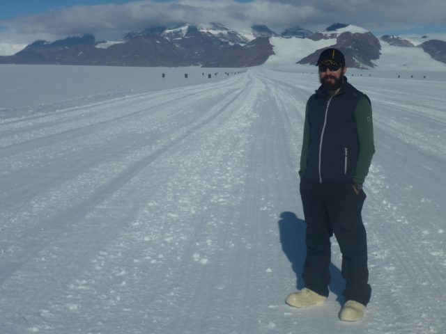 Ιωάννης Μπαζιώτης: ο Έλληνας που ταξίδεψε με αποστολή της  NASA στην Ανταρκτική για να συλλέξει μετεωρίτες.