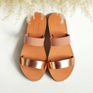 Με εμπειρία από το 1946, το Savopoulos Athens βάζει τη δική του λαμπερή πινελιά στα κλασικά σανδάλια