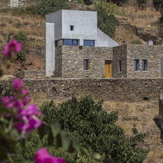 Ο Αριστείδης Ντάλας μεταμόρφωσε μια παλιά αποθήκη σιτηρών σε μια κατοικία που εναρμονίζεται με την αρχιτεκτονική της Τήνου