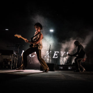 Θέλετε κι άλλους Arctic Monkeys; Ορίστε, 70 μεγάλες εικονες από τη βραδιά που κατέκτησαν το Terra Vibe