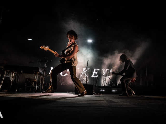 Θέλετε κι άλλους Arctic Monkeys; Ορίστε, 70 μεγάλες εικονες από τη βραδιά που κατέκτησαν το Terra Vibe