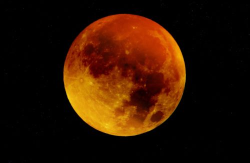 Απόψε η μεγαλύτερη έκλειψη σελήνης του 21ου αιώνα