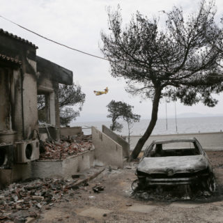 Ιndependent: Χρυσαυγίτες πίσω από το πλιάτσικο των καμένων σπιτιών στο Μάτι