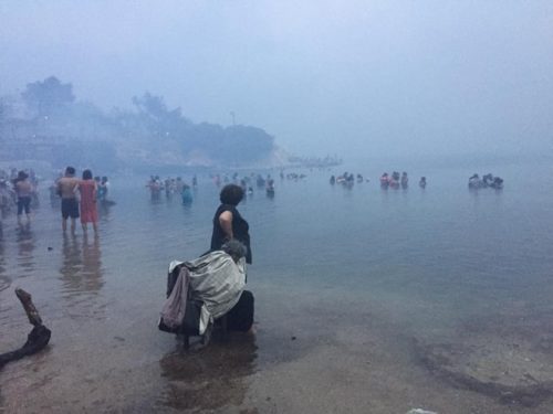 Πυρκαγιές: Απεγκλωβίστηκαν 689 άνθρωποι απ’ τις ακτές της Ραφήνας
