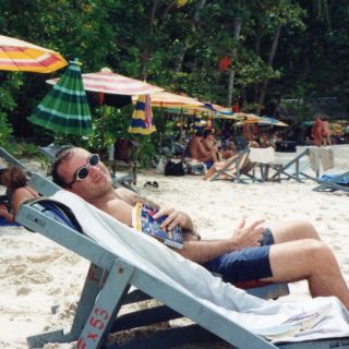 «Ο Νίκος Λείπει». Όχι Πάντα σε Ταξίδι για Δουλειές.