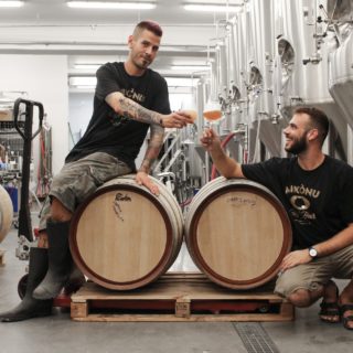 Mikònu beers: Οι νέοι μικροζυθοποιοί των Κυκλάδων ενώνουν την Ξάνθη με το Βέλγιο σ’ ένα μπουκάλι ανοιχτόχρωμης ξανθιάς