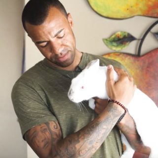 Ο πιο sexy vegan της διπλανής πόρτας είναι αστυνομικός