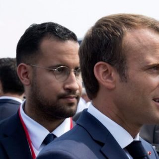 Απαγγέλθηκαν επίσημα κατηγορίες σε βάρος του πρώην στενού συνεργάτη του Μακρόν, Μπεναλά
