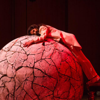 16 αποκλειστικές φωτογραφίες από το έργο Βάκχαι του Ιάννη Ξενάκη