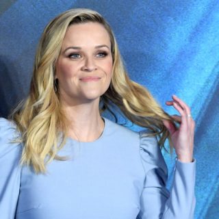 Η Ριζ Γουίδερσπουν μεταφέρει στη μικρή οθόνη το μυθιστόρημα «Daisy Jones & The Six»