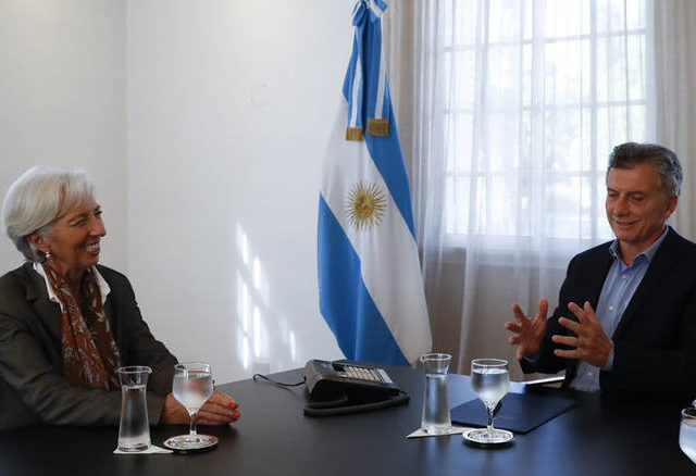 Αργεντινή: Καταρρέει το πέσο, επιστρέφει το ΔΝΤ