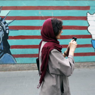 Η Ουάσινγκτον επανέφερε μονομερώς σε ισχύ ένα πρώτο κύμα σκληρών κυρώσεων σε βάρος του Ιράν