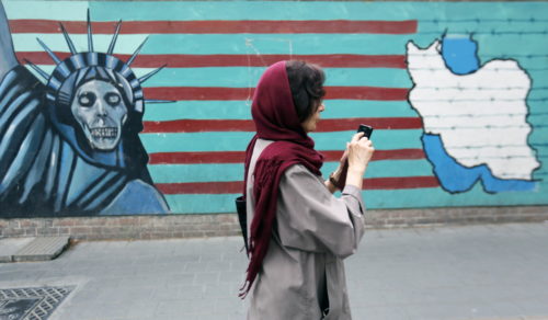Η Ουάσινγκτον επανέφερε μονομερώς σε ισχύ ένα πρώτο κύμα σκληρών κυρώσεων σε βάρος του Ιράν