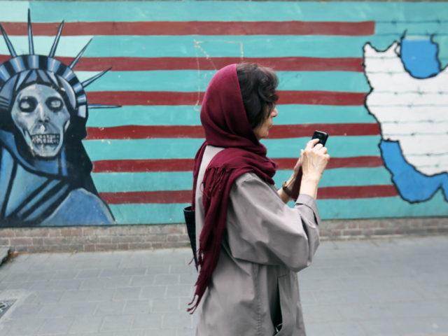 Η Ουάσινγκτον επανέφερε μονομερώς σε ισχύ ένα πρώτο κύμα σκληρών κυρώσεων σε βάρος του Ιράν