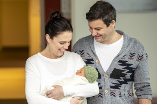 Νέα Ζηλανδία: Επιστέφει στα καθήκοντά της η πρωθυπουργός της χώρας έπειτα από έξι εβδομάδες άδειας μητρότητας