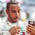 O Λιούις Χάμιλτον παραθερίζει στη Μύκονο καθαρίζοντας τις παραλίες από τα σκουπίδια [ΒΙΝΤΕΟ]