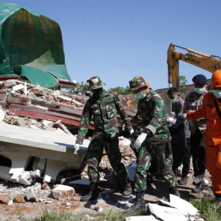 Ινδονησία: Τουλάχιστον 10 νεκροί από τις χθεσινές σεισμικές δονήσεις στο Λομπόκ
