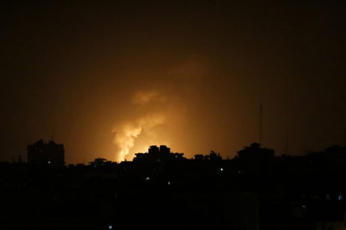 Ρουκέτες η Χαμάς, αεροπορικές επιδρομές το Ισραήλ – Νεκρή 23χρονη έγκυος και το βρέφος της
