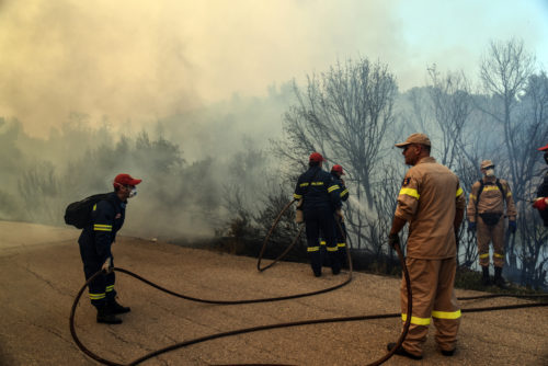 Οι άνεμοι και το δύσβατο της περιοχής δυσχεραίνουν το έργο της κατάσβεσης της πυρκαγιάς στην Εύβοια